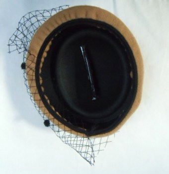 Mini chapeau noir à voilette de coquetterie noeud feutre